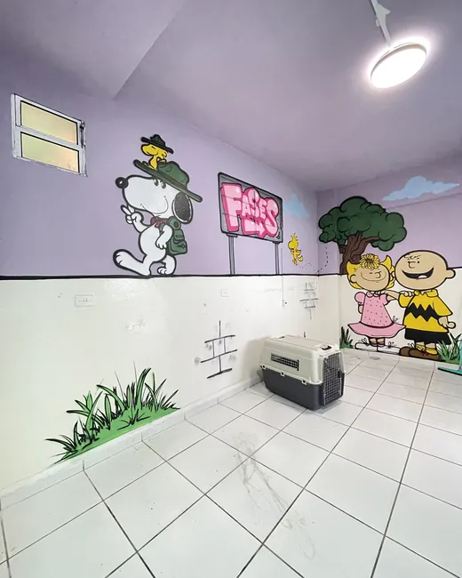 Quarto com mural do Snoopy e o grafite da Fases na parede